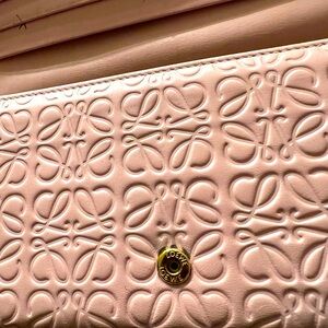 Loewe Women’s Long Continental Anagram Wallet in Light Pink. Gold tone hardware.